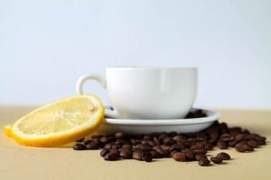 Mittel gegen Kater: Kaffee mit Zitrone
