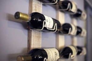 Wein richtig lagern: im Weinregal